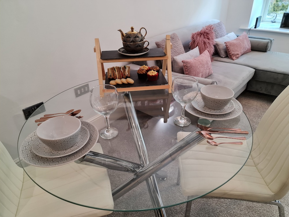 2 Bed Woodland Retreat - Garden & Free Parking view 3