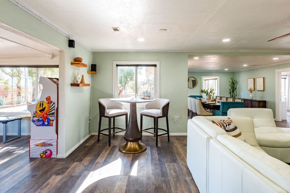 Sunset Grove Two Beautiful Homes w Private Pool