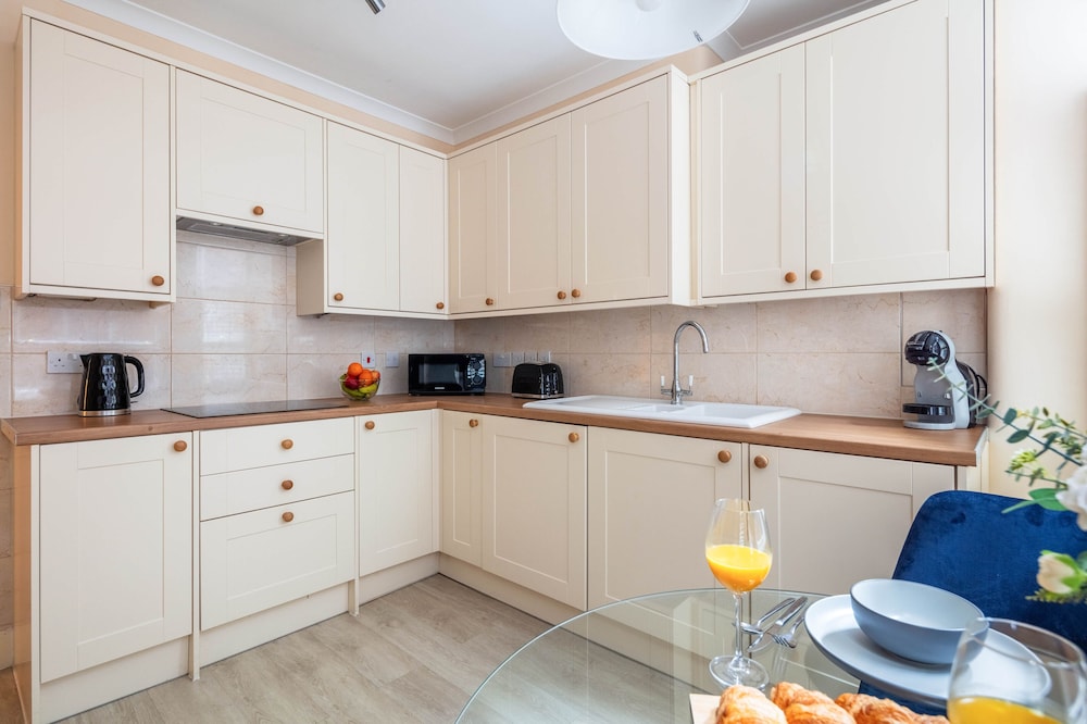 Stylish 3BR 2BA in Mayfair by Hyde Park