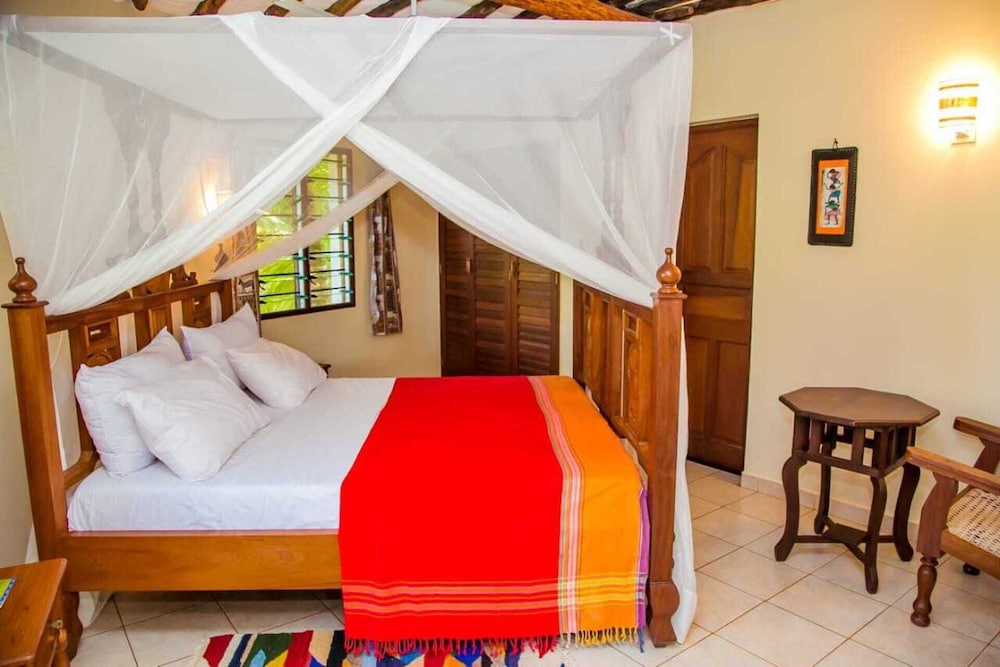 3 Bed Cottage Sleeps 6- Pool, Chef Option, Parking view 4