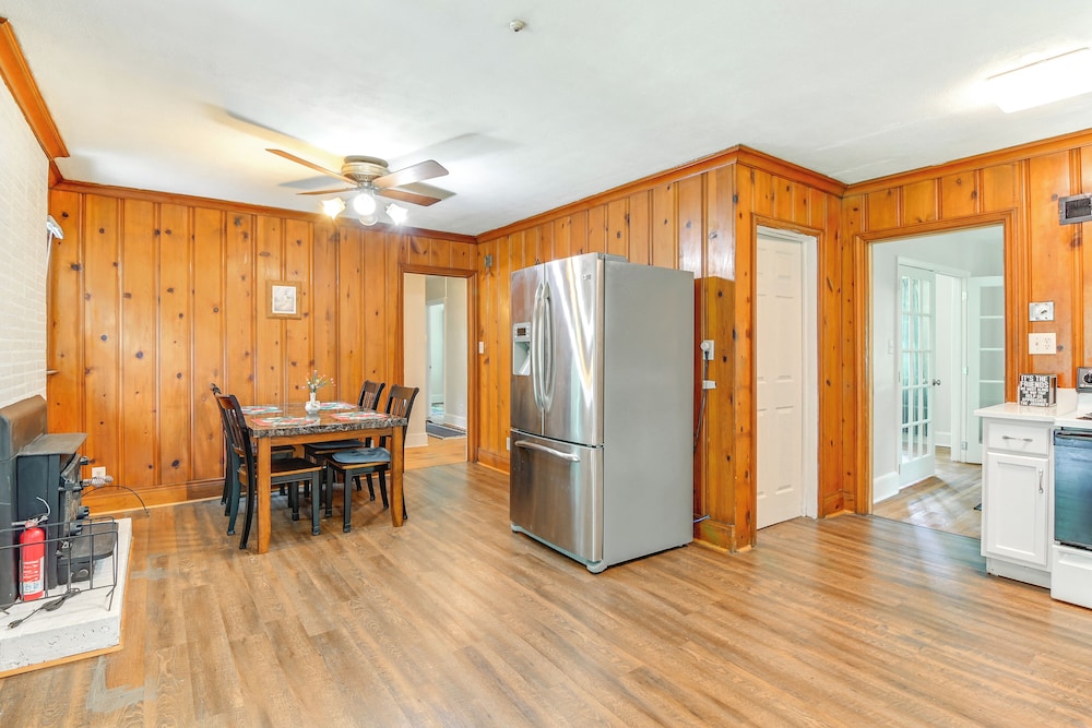 6 Mi to Uptown: Pet-friendly Home in Charlotte