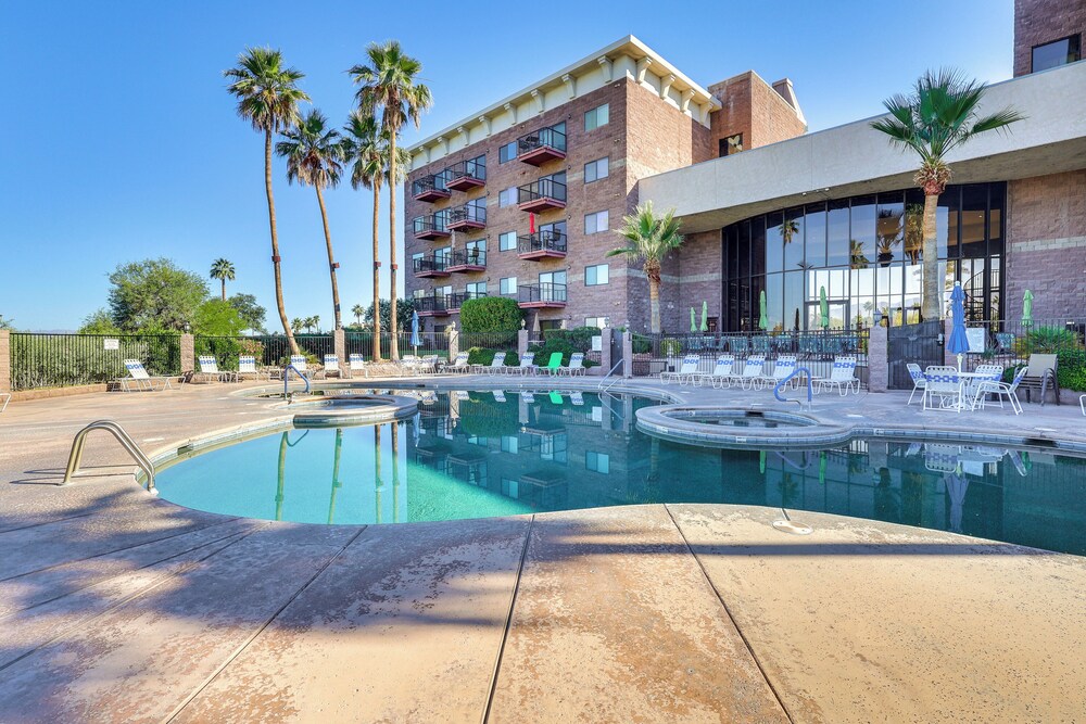 London Bridge Views: Havasu Condo on Golf Course