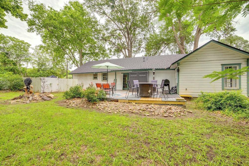 7 Mi to Lake Fork: Cottage w/ Deck in Quitman