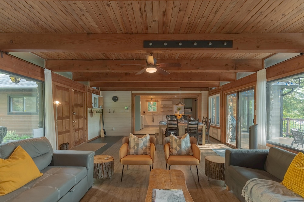 The Phoenix - Riverside Chalet With Beach