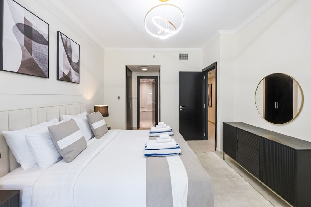 Luxurious Waterfront Stay at Al Majara Dubai Marina