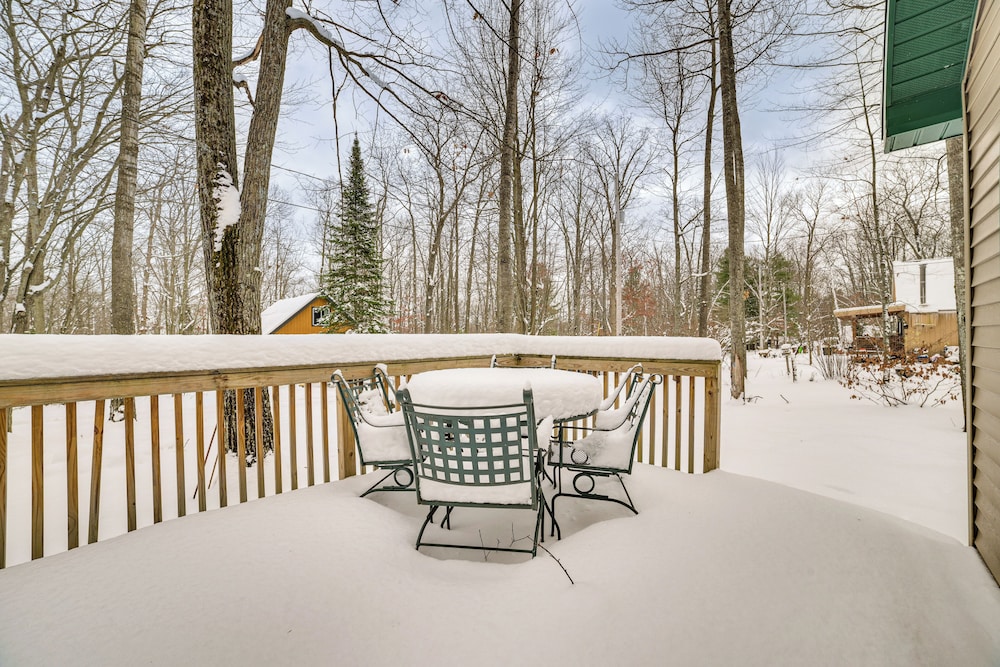 2 Blocks to Higgins Lake: Pet-friendly Family Home