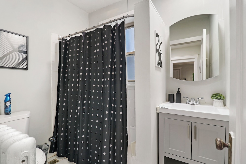 1BR Homey Pad - Lincoln 205