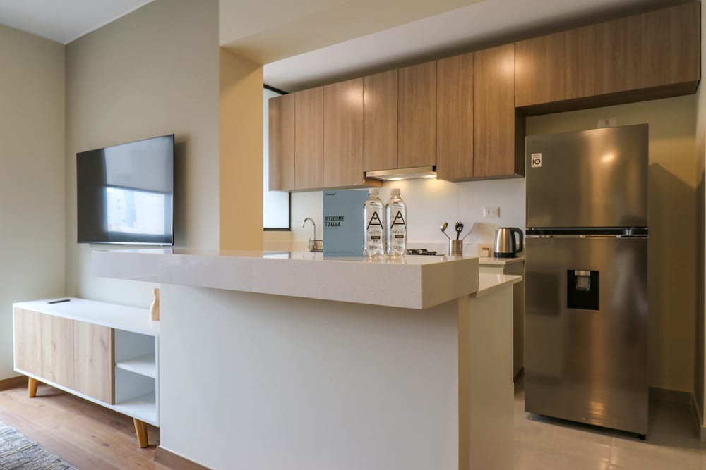 w Glorious 2BR w Perfect Balcony Near Kennedy Park