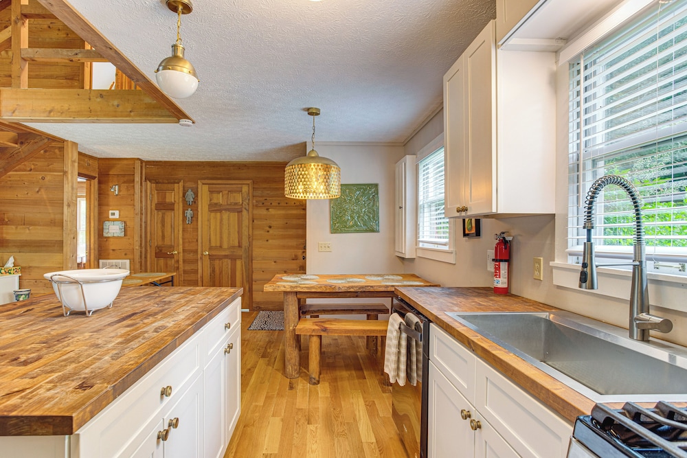 Suches Creekside Cottage w/ Deck & BBQ Grill! view 5