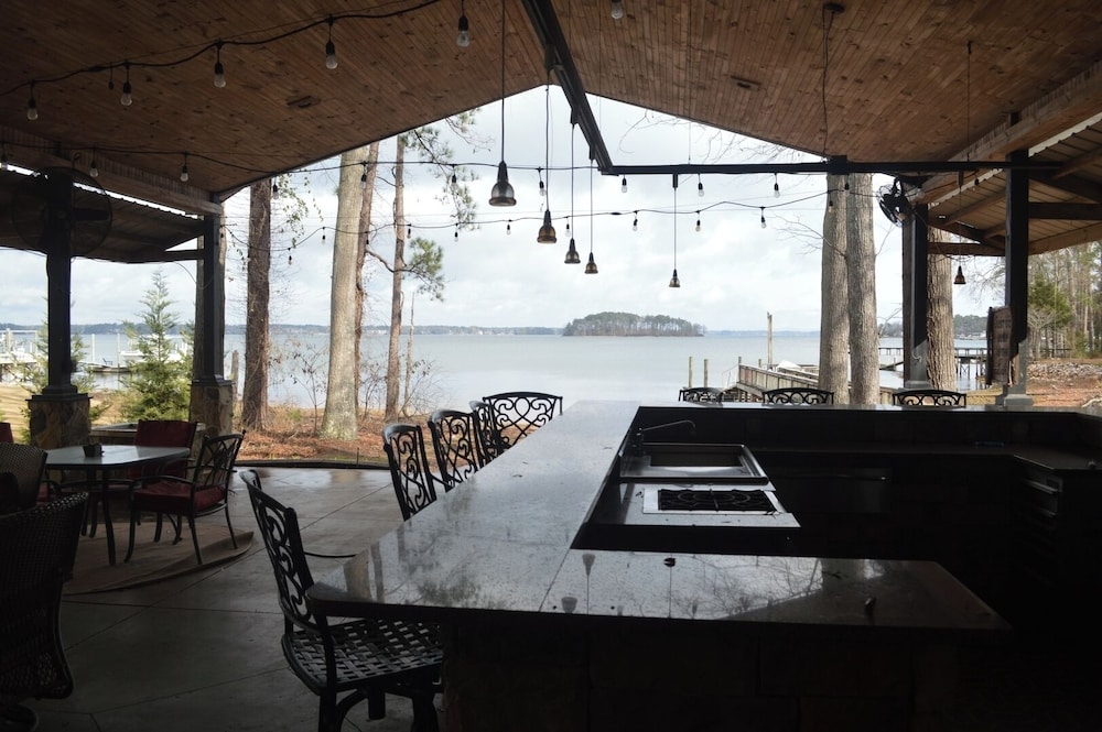 5 BR House Lake Retreat w/ Hot Tub, Sleeps 12