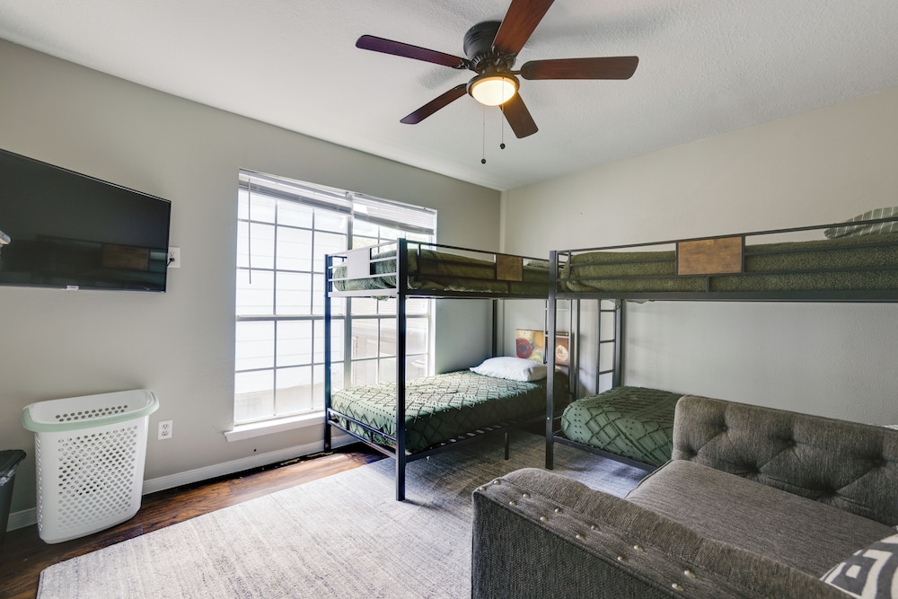4 Mi to Iah: Suburban Houston Townhome