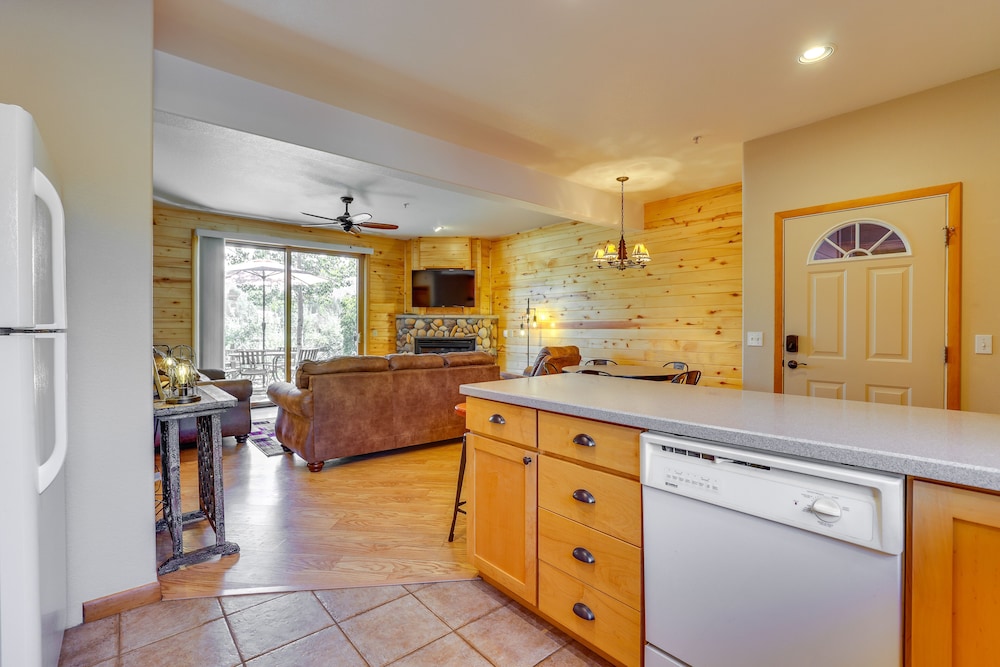 Walk to Main Street: Grand Lake Condo w/ Patio
