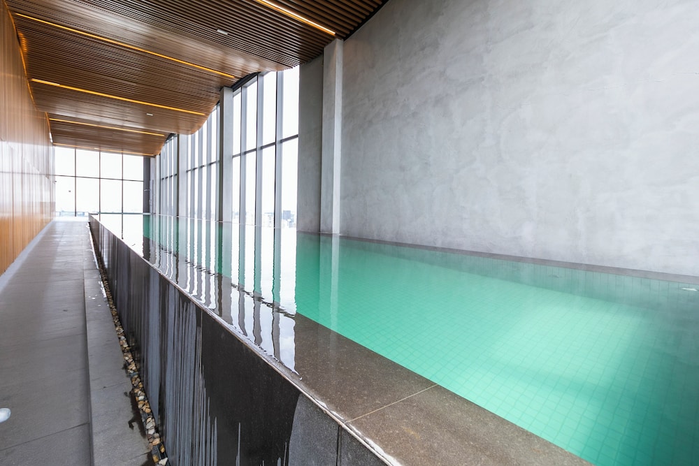 Vista incrível com piscina e AC
