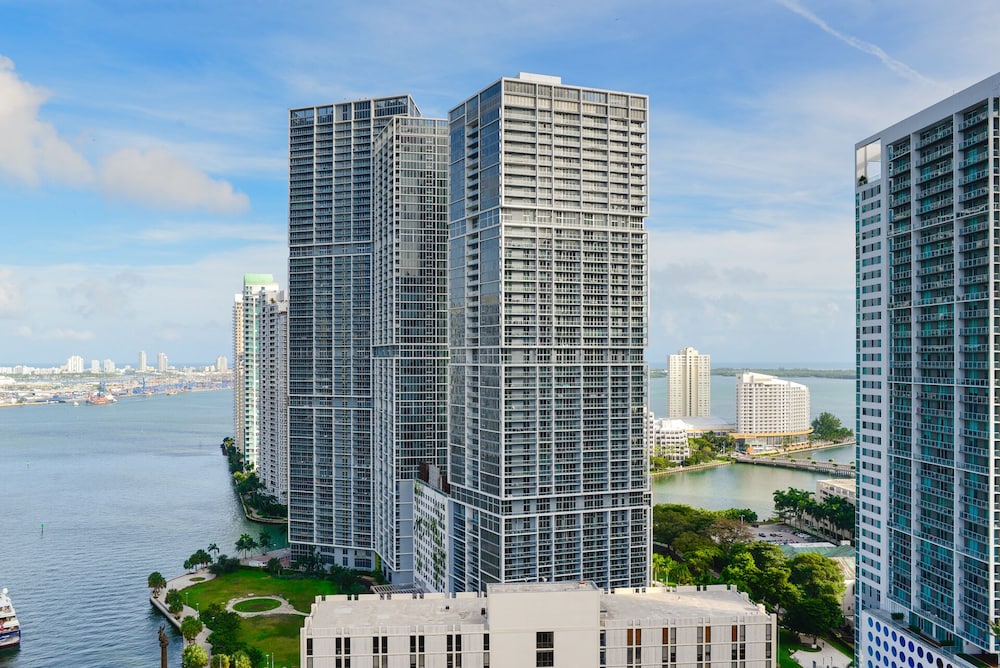 Amazing Condos at Icon Brickell With Pool