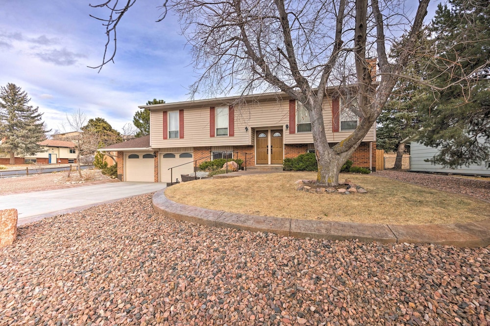 Hillside Place w/ Mountain Views ~ 8 Mi to Dtwn! view 4