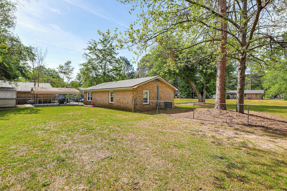 < 5 Mi to Dtwn Walterboro: Grill, Game & More!