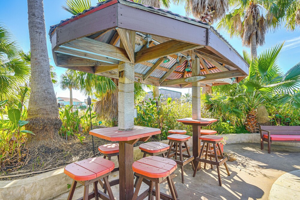 Private Pool, Deck & Patio: Galveston Oasis!
