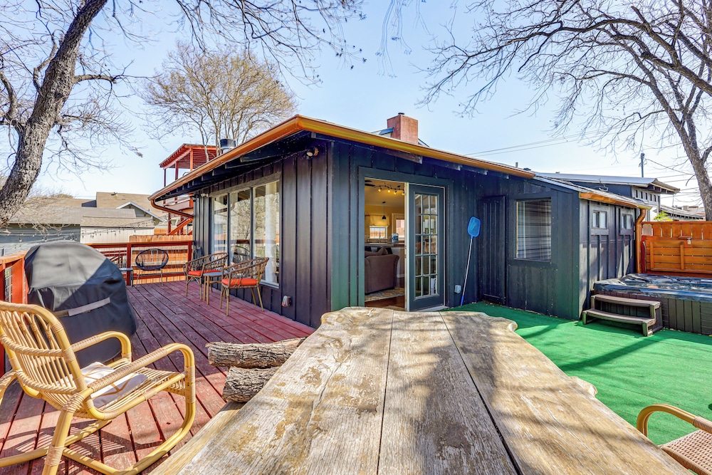 Creekside Cottage w/ Deck & Hot Tub in Belton