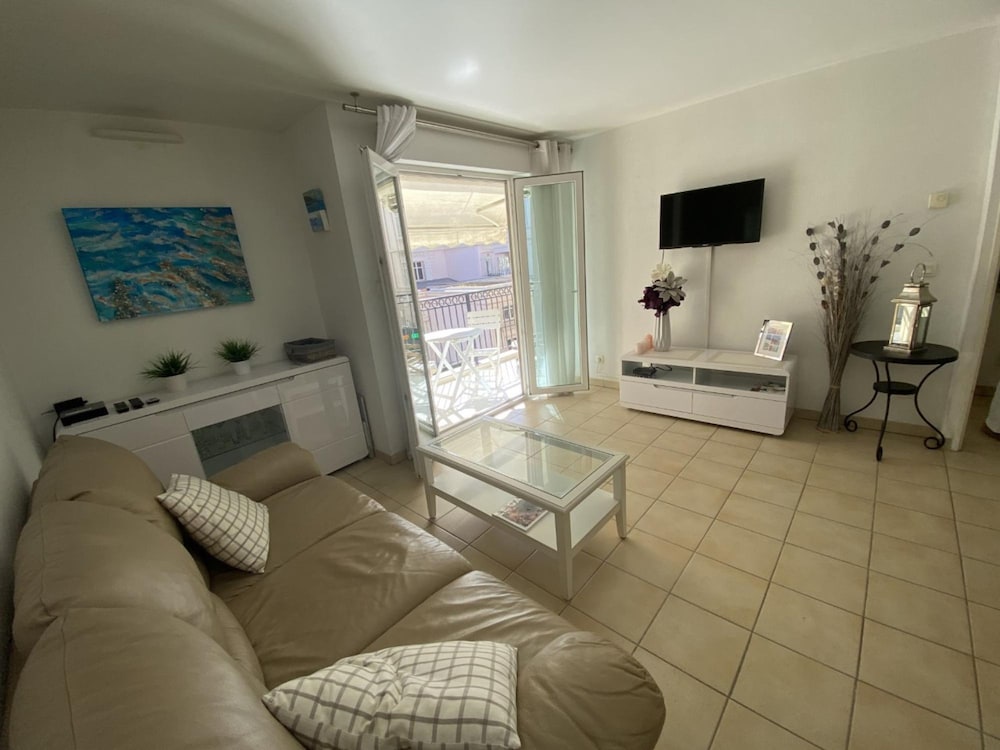One Bedroom Apartment in the Center of Cannes a few Steps From the Beaches and the Conference Center - 2005