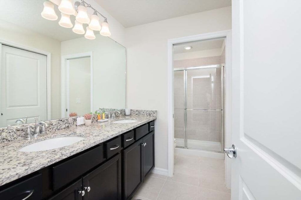 Elegant 5-bedroom Villa w Private Pool Near Disney