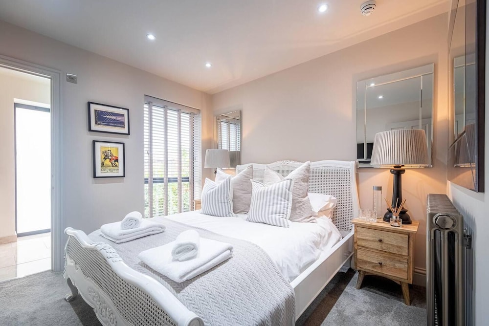 Contemporary Luxury Town House Cheltenham view 2