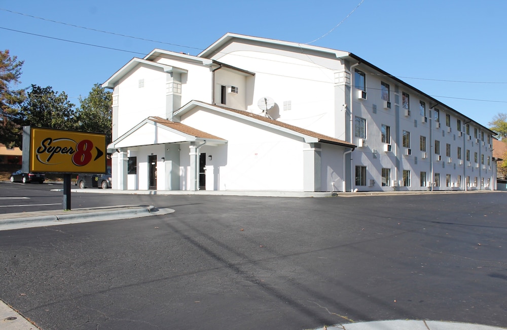 Hotel Super 8 by Wyndham Greensboro/Coliseum/Conv. - Image 1