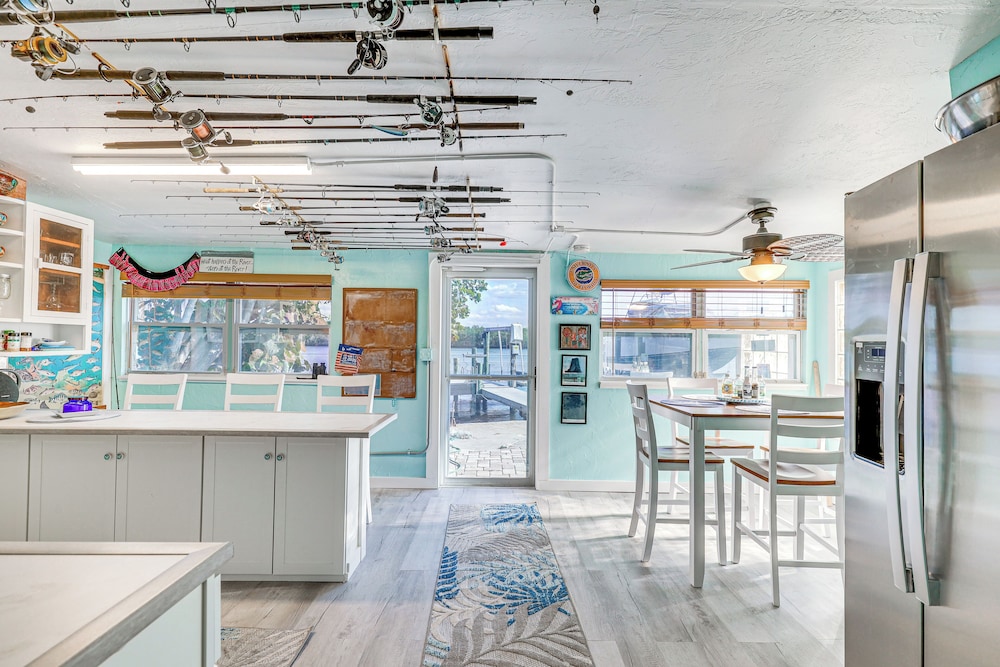 6 Mi to Beach: Riverfront Home in Ruskin!
