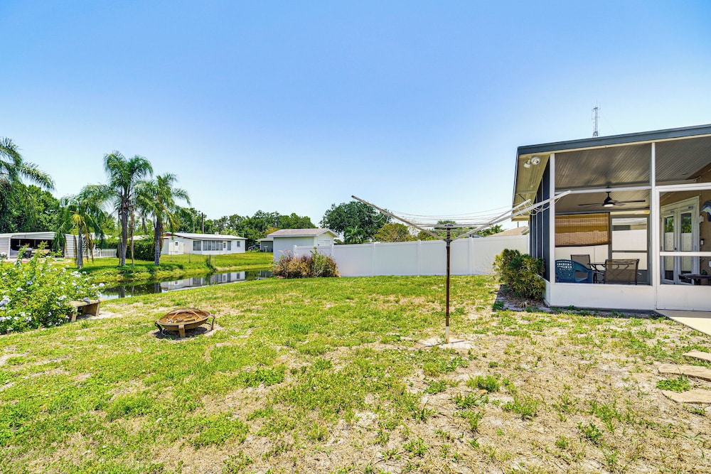 1 Mi to Lake Jackson: Home w/ Screened Patio!