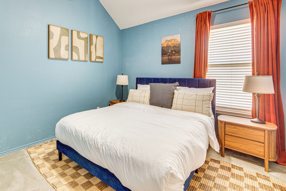 Game Room, Hot Tub & Pool! Grand Prairie Getaway