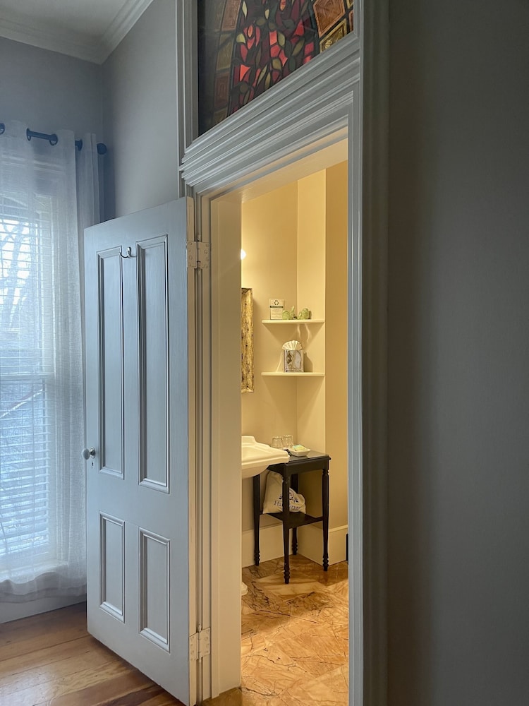 Ashland Vacations - McCall House Boutique Inn - Property Image 2