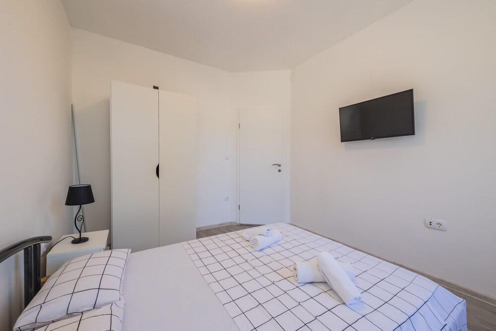 Apartment Antonio, on the Seafront With Garden