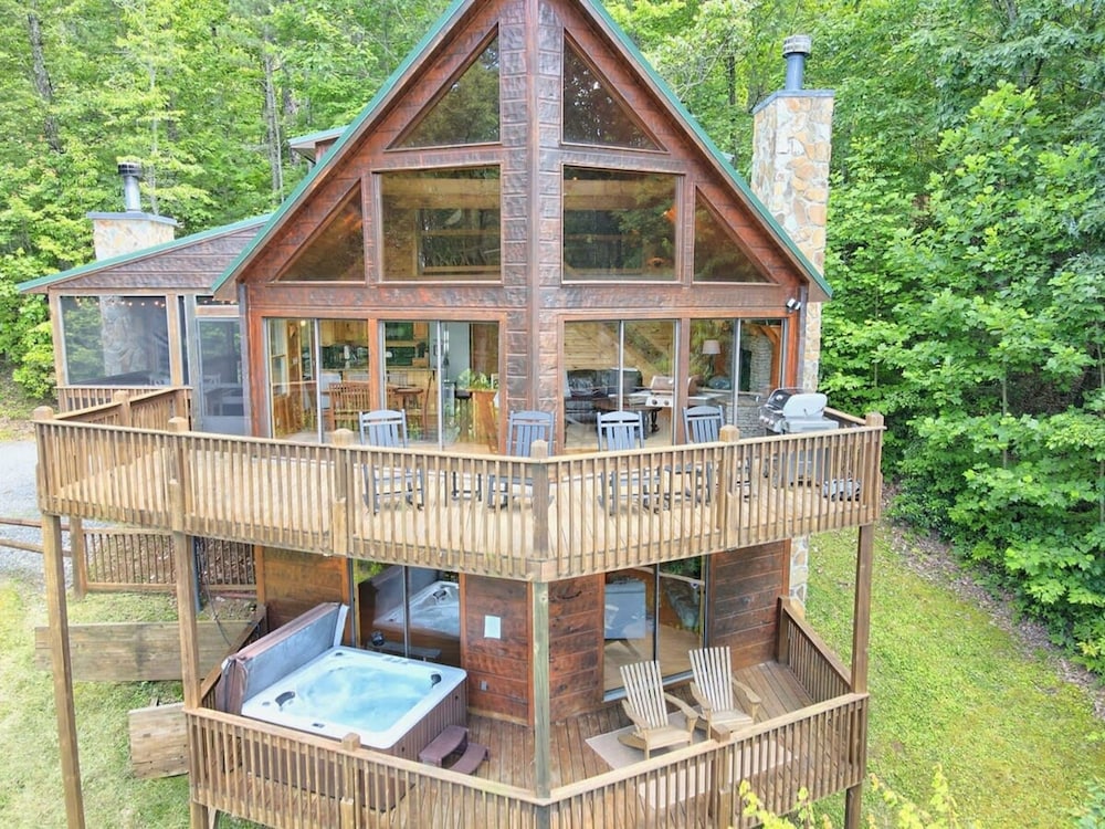 Hot Tub 3 Fireplaces Mountain Views Game Room