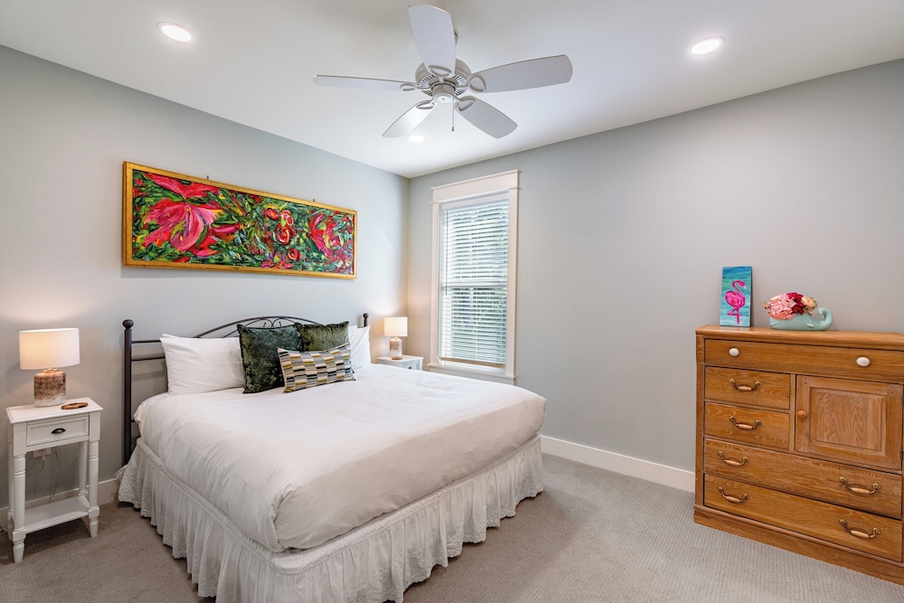 Gulf Coast Gem by Avantstay 3 Blocks to Beach & Town Plaza Community Pool view 5
