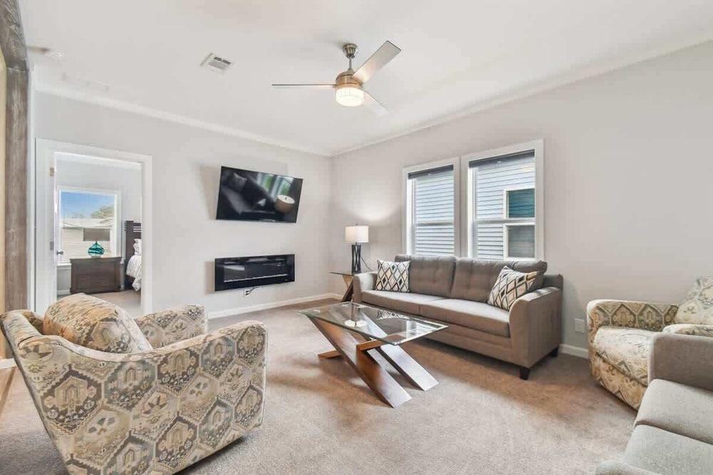 2 Bed Cozy Home, Dade City, Pickle Ball