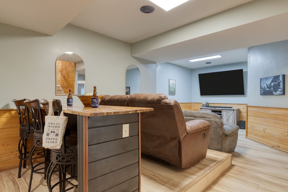 Gatlinburg Getaway by Avantstay 9bdr Sleeps 22 Hot tub Movie Theater