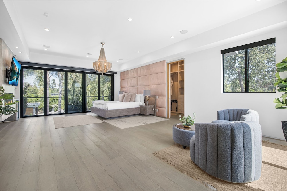 Louise Modern - Luxury Smart Estate in Encino w/ Pool, Gym & Spa