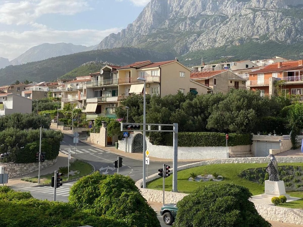 Mila - 2 Bedrooms and Free Parking - A4 view 2