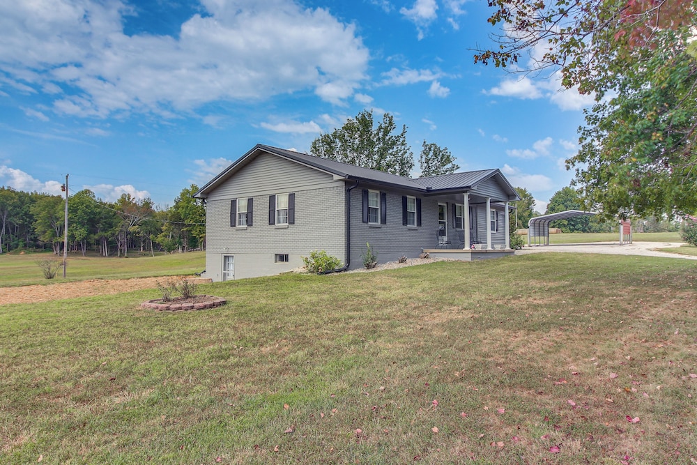 7 Mi to Barren River Lake: Quiet Getaway w/ Yard!