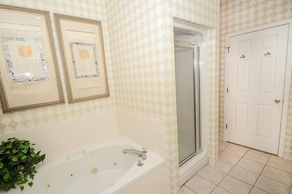 Canterbury Court 6 E 3 Bedroom Apts