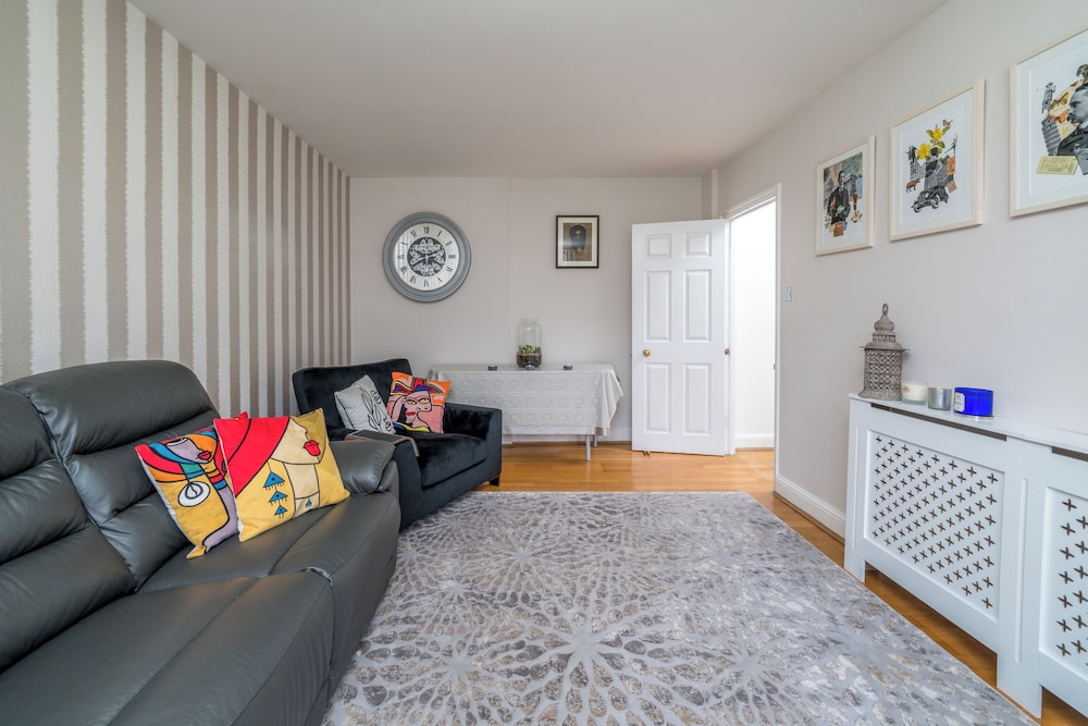 Cozy 3-bed flat near Vauxhall Gardens