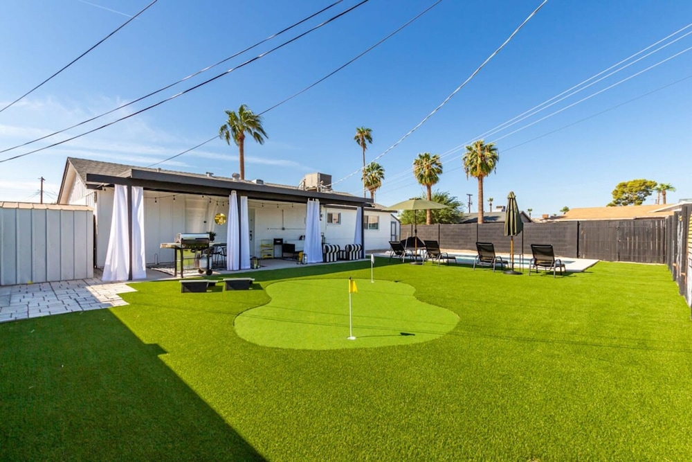 The Fillmore Heated Pool 2 Masters Putt Grn