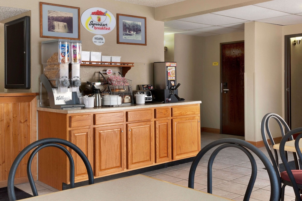 Super 8 by Wyndham Pulaski - Property Image 10