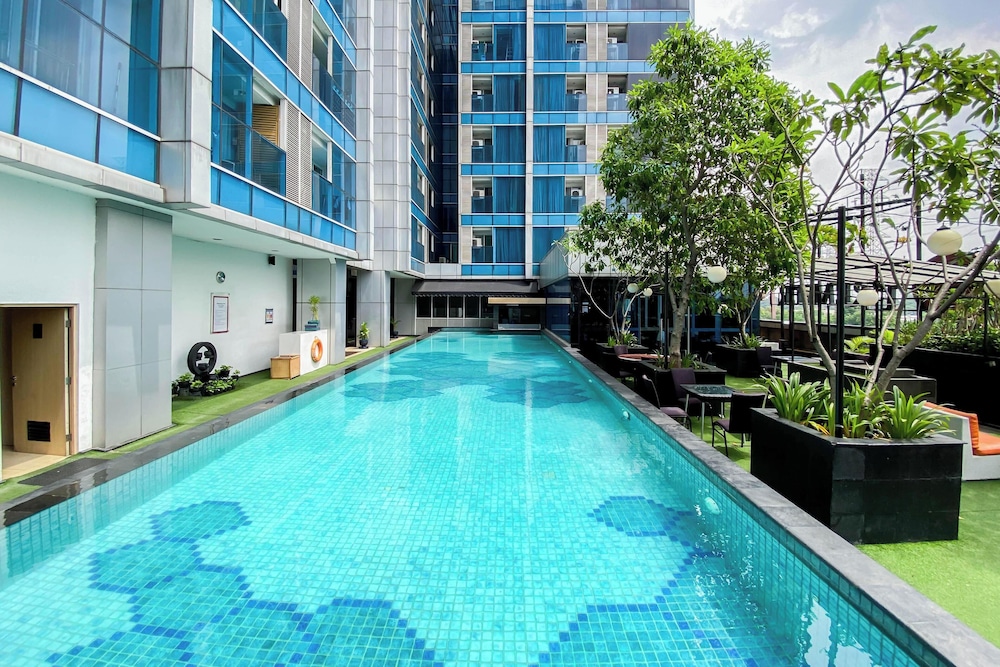 Good Location Studio At Apartment Tamansari The Hive Near Lrt Station