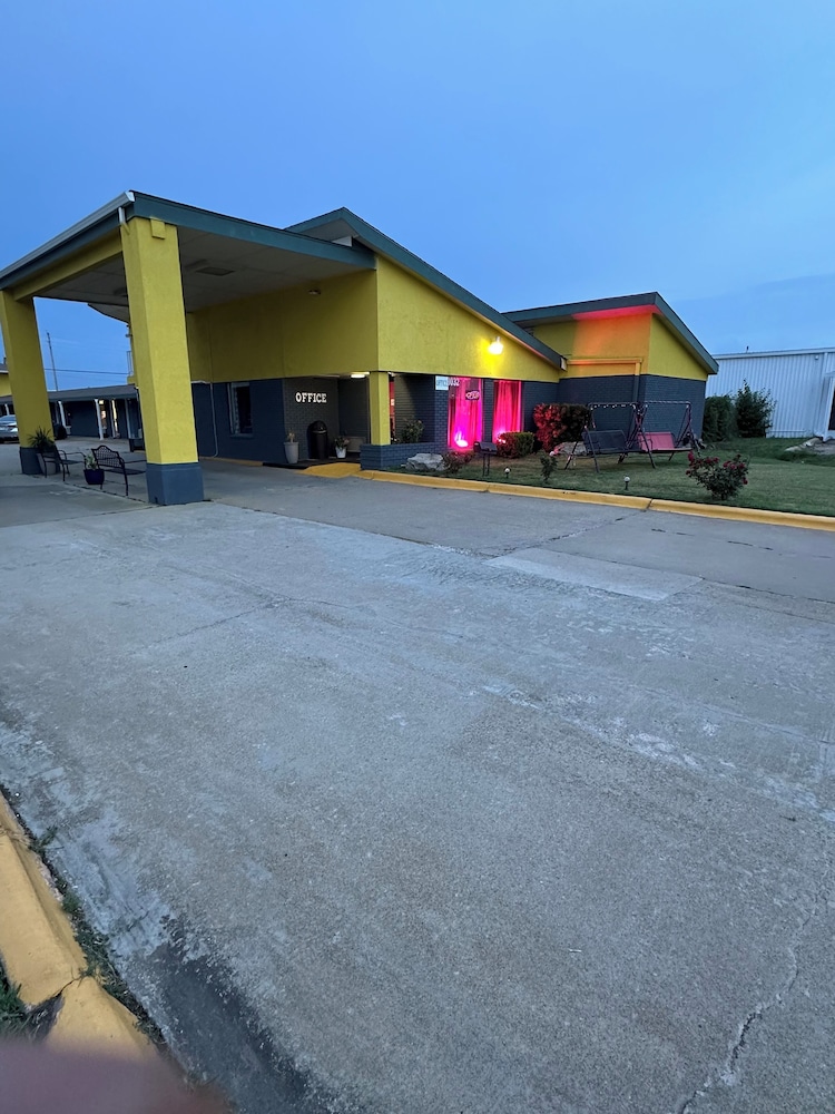 Emporia Vacations - Travel Inn  Suites - Property Image 6