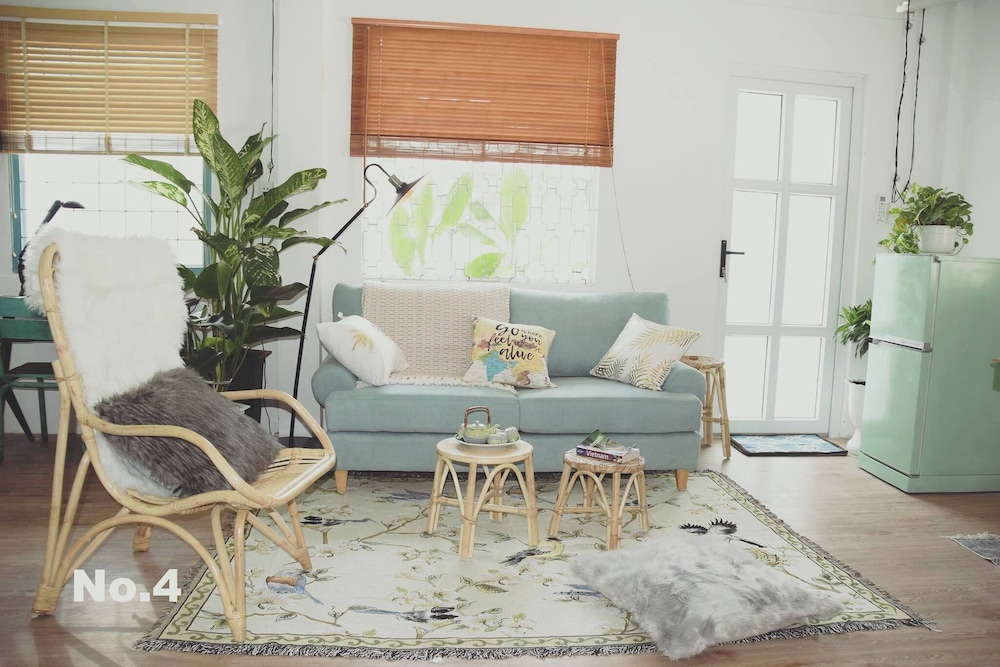 Sunny Greenery oasis in downtown