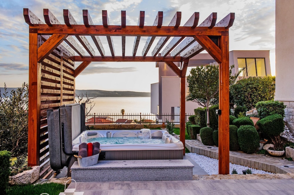 Anka - With Open Jacuzzi - R3