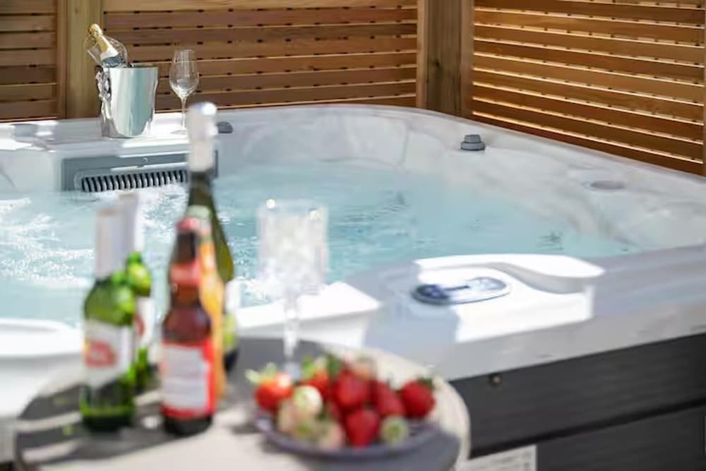 Stylish House in Perth-hot Tub-garden-sleeps 6