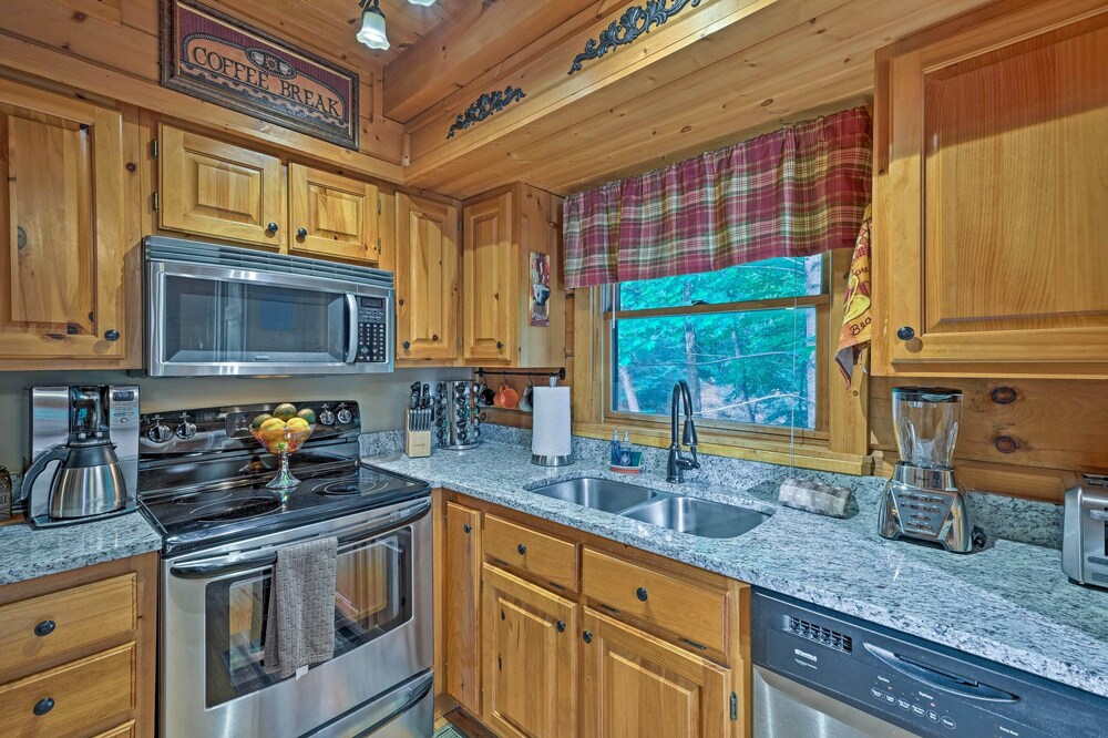 Return to Eden Cabin w/ Hot Tub: 4 Mi to Dollywood view 5