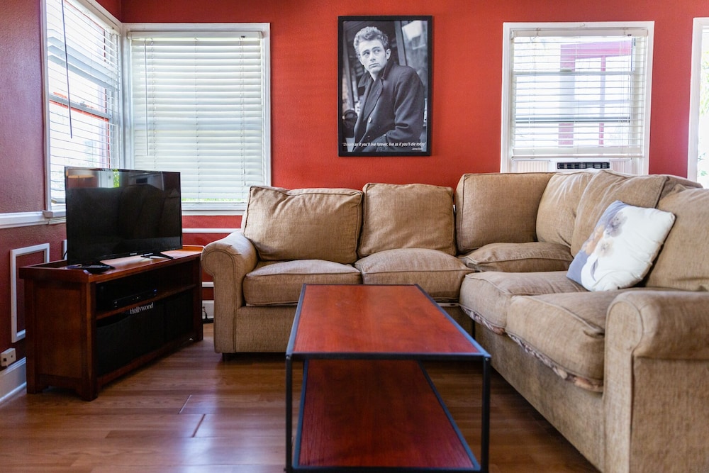 Hollywood Hills Suites