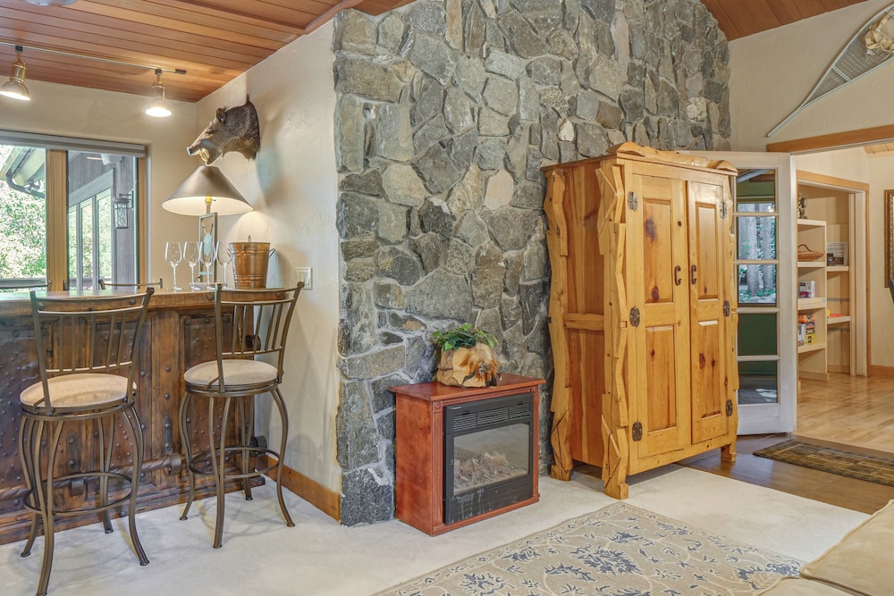 Steps to Ski Shuttle: Breckenridge Home w/ Hot Tub